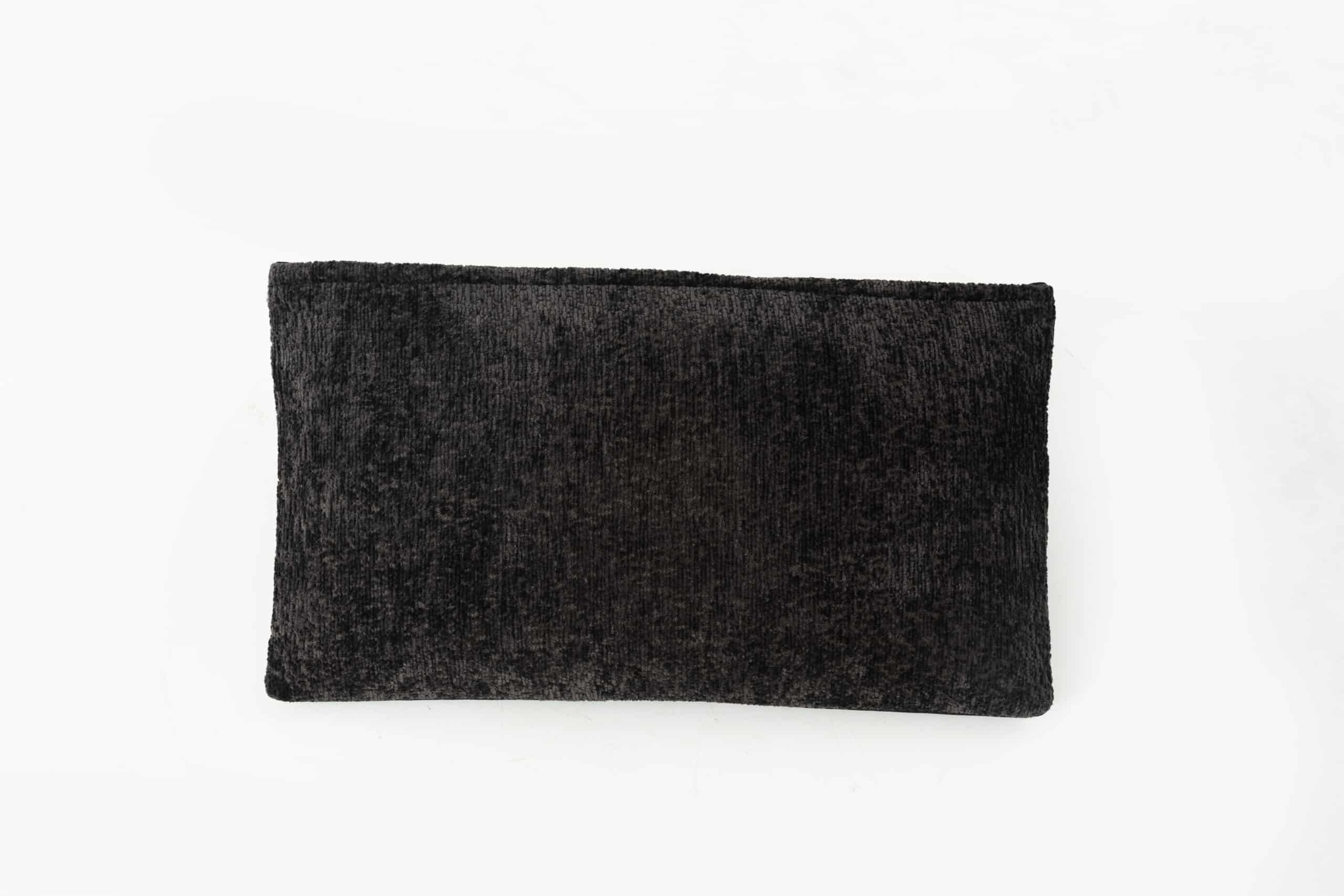 Svart massagekudde med värmefunktion och ergonomisk design för rygg och nacke